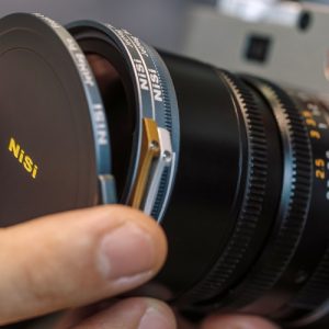 Filtro magnetico JetMag Pro agganciato a una Leica M