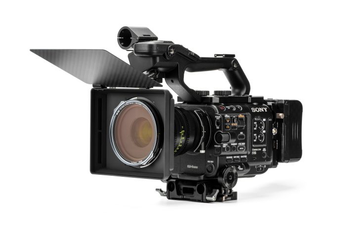 NiSi JetMag Pro Matte Box visto di fronte, con la bandiera in fibra di carbonio montata
