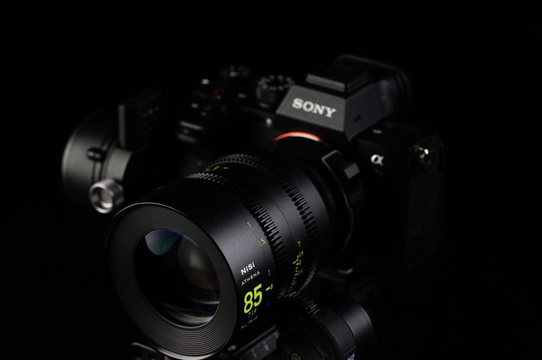 Athena Prime 85mm T1.9 montato su una Sony, su fondo nero