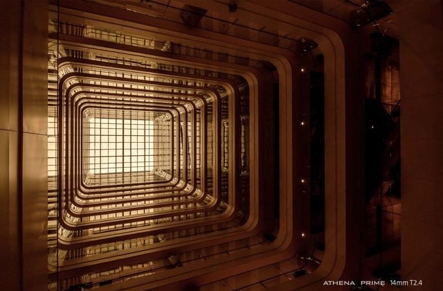 Interno simmetrico con luci calde, ripreso con l’Athena Prime 14mm