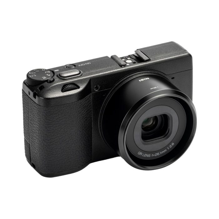 Adattatore NiSi PR-12 montato sulla Ricoh GR III X, vista di tre quarti