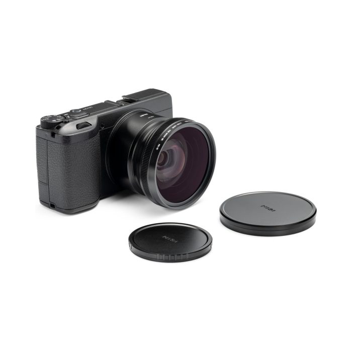 Ricoh GR con la lente NiSi 0,78x e i due tappi in metallo