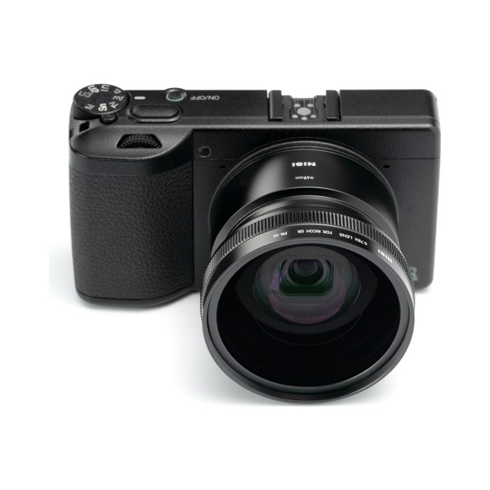 Ricoh GR con la lente grandangolare NiSi 0,78x montata, vista di fronte
