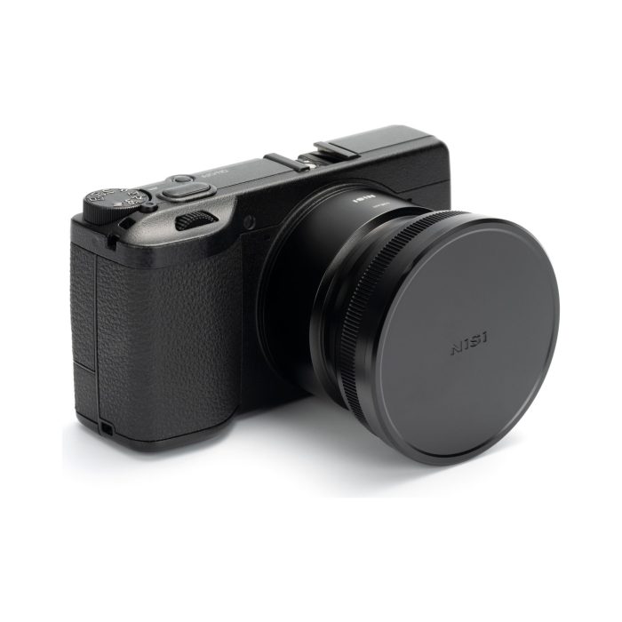 Ricoh GR con la lente NiSi 0,78x chiusa dal tappo anteriore