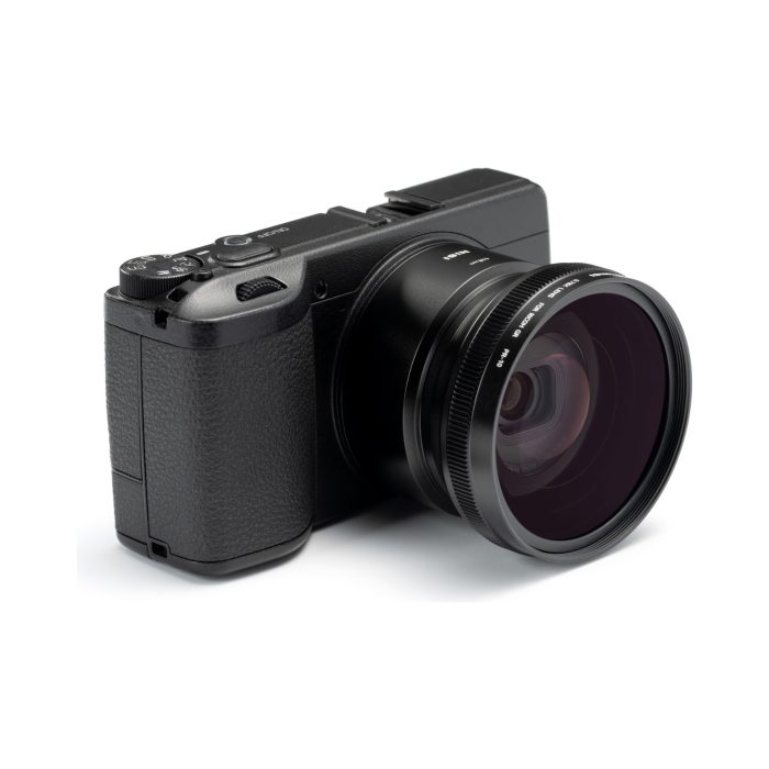 Ricoh GR con la lente grandangolare NiSi 0,78x, vista di tre quarti